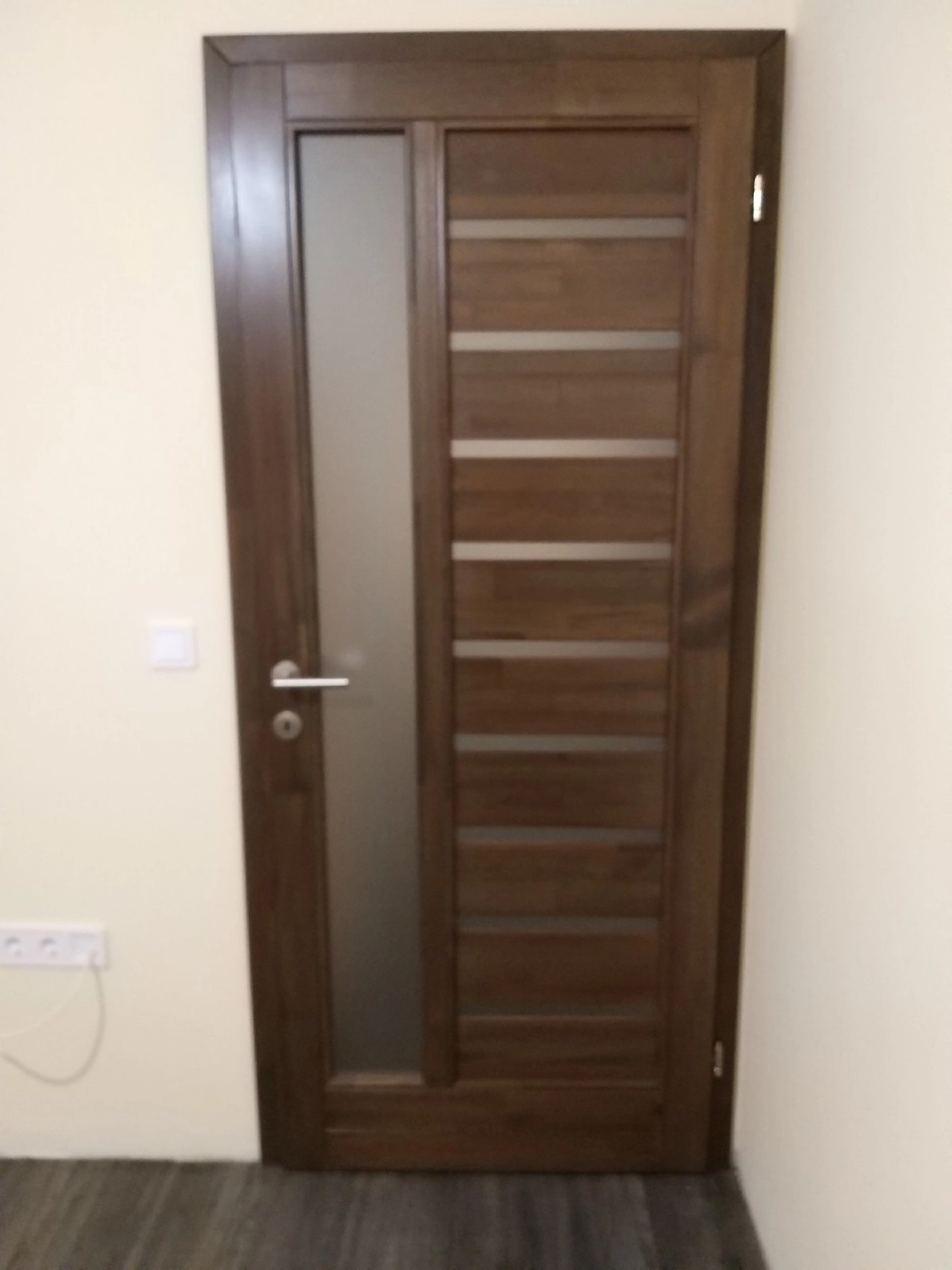 Egyedi szábú kültéri és beltéri ajtók